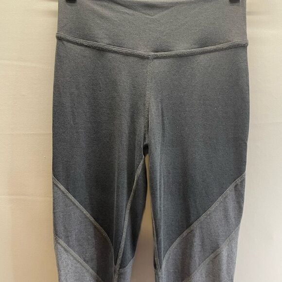 Beyond Yoga Grey Soft Leggings 7/8 size Small - Picture 7 of 7